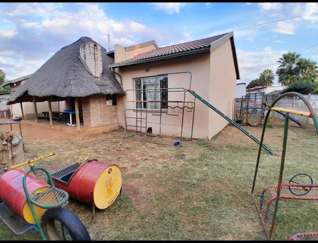 3 BEDROOM HOUSE FOR SALE IN OOS EINDE